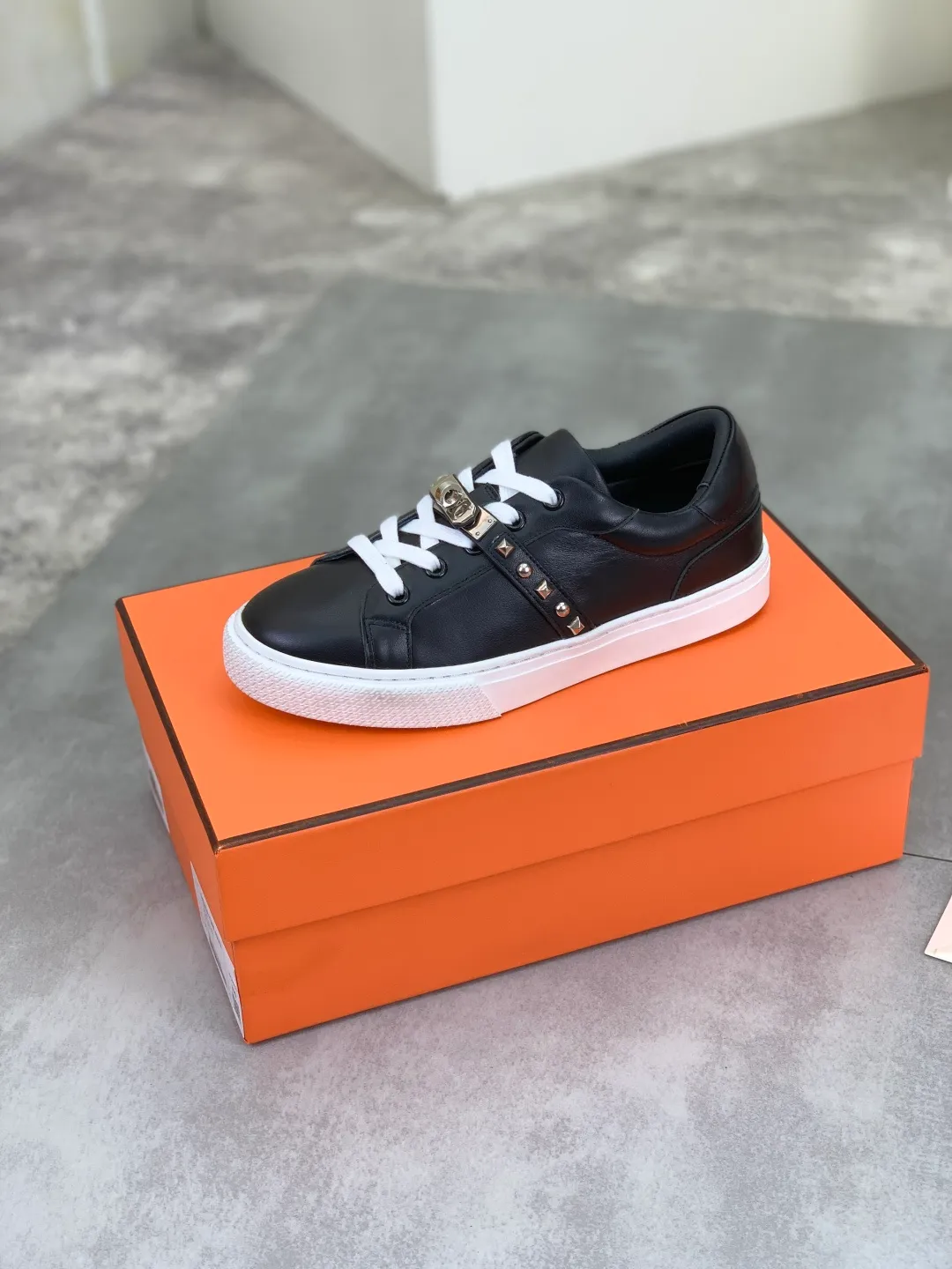 Men's men's shoes 💰P640 New Hermes top version Hermès classic couple style #𝐊𝐞𝐥𝐥𝐲 buckle casual white shoes skateboard shoes that will not conflict with shoes at all. Full of unknowns, Hermès rarely produces flat casual shoes and they are paired with classic palladium-plated Kelly shoe buckles! You'll fall in love with it at first sight. It's super versatile and can be worn with any skirt or pants. 🉑️Close your eyes and wear it. It's super noble. Fabric: Specific cowhide/canvas material. Lining: Sheepskin lining. Outsole: Original molded TPU outsole. Size: 35-45.